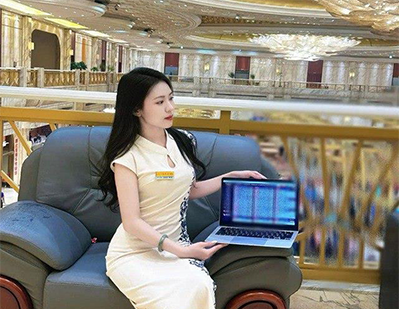 腾龙游戏上海研发总部工作室，开发者在调试次世代游戏画面